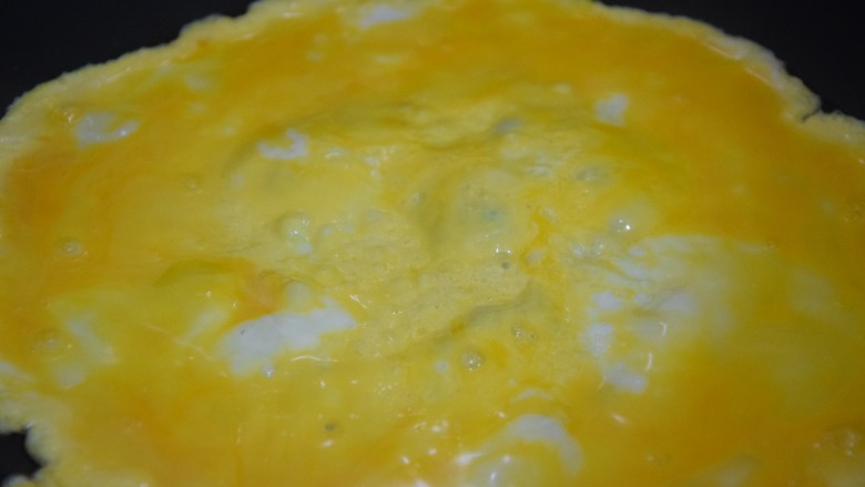 三丁蛋炒饭,热锅凉油，倒入蛋液煎至凝结