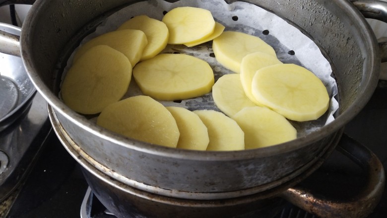 #闹元宵#土豆曲奇,摆入盛有冷水的蒸锅中，大火蒸15分钟左右，这时可以预热烤箱上下火150°