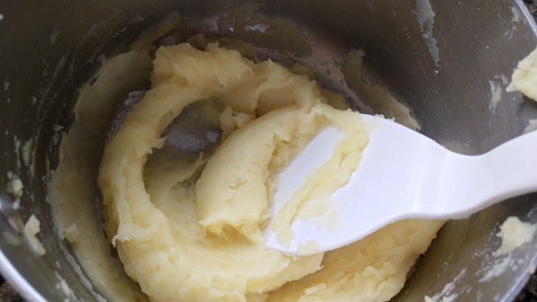 #闹元宵#土豆曲奇,稍稍放凉，用饭勺压成土豆泥，过筛后更细腻。