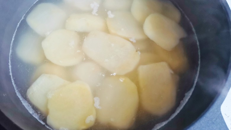 #闹元宵#锅巴土豆片,锅中烧开水，放入土豆煮至9成熟。