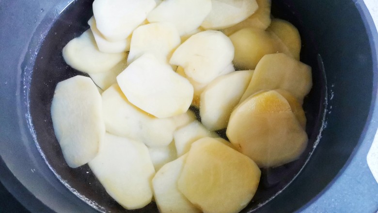 #闹元宵#锅巴土豆片,捞出过凉。
