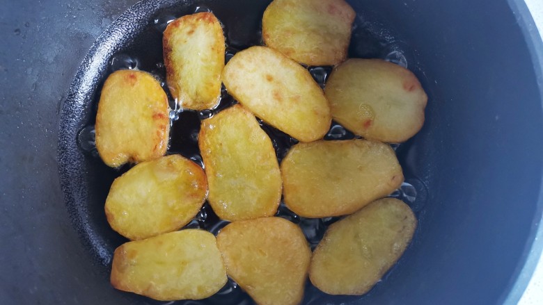 #闹元宵#锅巴土豆片,热锅热油，放入土豆煎至两面金黄。