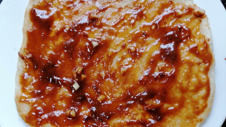 #闹元宵#韩式酱香饼,将酱刷在面饼上