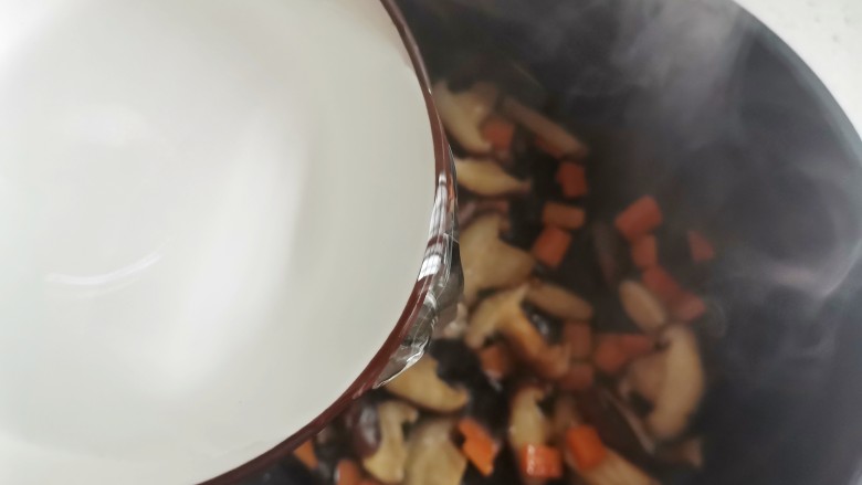 #闹元宵#香菇鸡蛋汤,加入一大碗水煮开，