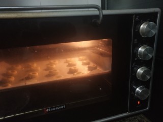 #闹元宵#葱香小桃酥,送入烤箱，上火180度，下火调至160度，烘烤25分钟。