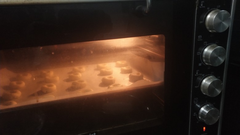 #闹元宵#葱香小桃酥,送入烤箱，上火180度，下火调至160度，烘烤25分钟。