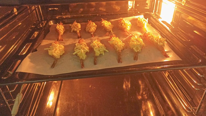 #闹元宵#薯泥芝士焗大虾,烤箱提前预热到180°，摆入烤盘