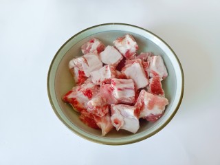 鹿茸菇萝卜排骨汤,排骨冷水浸泡出杂质。