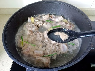 鹿茸菇萝卜排骨汤,开大火焯水，焯水时撇去浮沫。