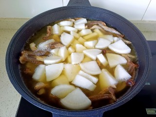 鹿茸菇萝卜排骨汤,加入切好的萝卜块继续炖煮15分钟。