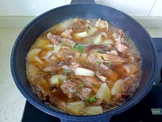 鹿茸菇萝卜排骨汤,最后撒葱花即可出锅了！