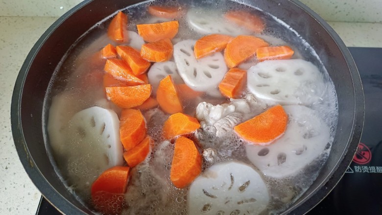 莲藕胡萝卜筒骨汤,加胡萝卜继续炖15分钟。