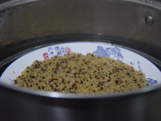 减脂沙拉,藜麦淘洗干净，放入锅中隔水蒸熟