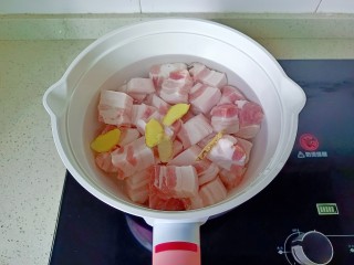 红烧芋艿五花肉,五花肉凉水下锅，放入生姜片。