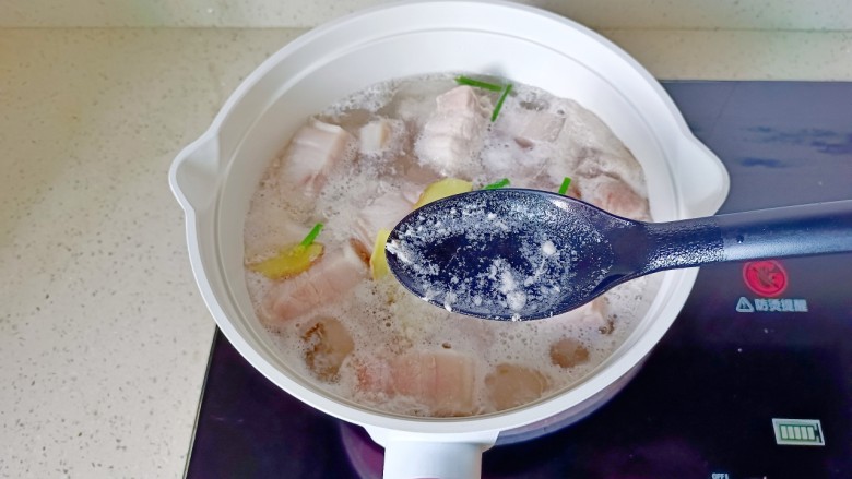 红烧芋艿五花肉,水开后撇去表面的浮沫，捞出五花肉，清洗干净，晾干水分。
