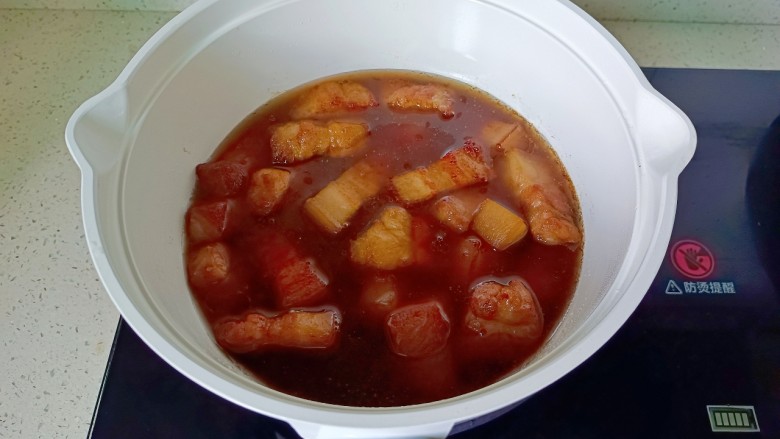 红烧芋艿五花肉,加上开水没过五花肉，开大火煮开转中火炖半小时。