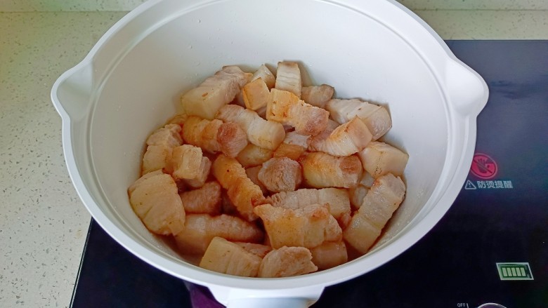 红烧芋艿五花肉,锅里放适量的油，放入五花肉煸炒至两面微黄盛盘备用。