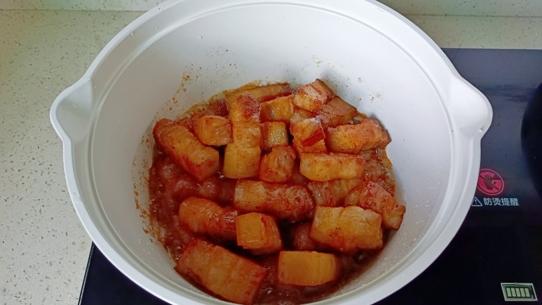 红烧芋艿五花肉,放入冰糖炒出糖色，再加入炒好的五花肉翻炒均匀。