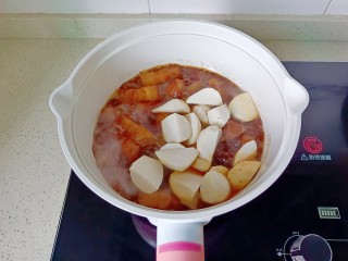 红烧芋艿五花肉,再加入切好的芋艿继续炖。