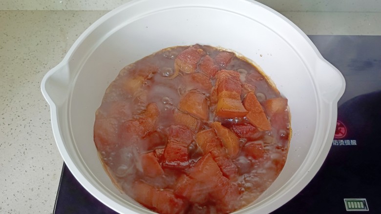 红烧芋艿五花肉,炖到芋艿软烂，加盐调味，开大火收汁。