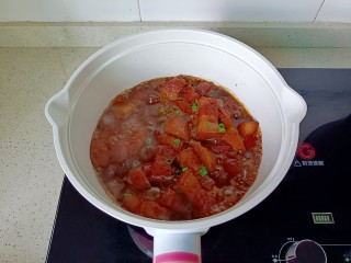 红烧芋艿五花肉,待汤汁变得浓稠，撒点葱花即可出锅。