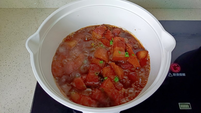红烧芋艿五花肉,待汤汁变得浓稠，撒点葱花即可出锅。