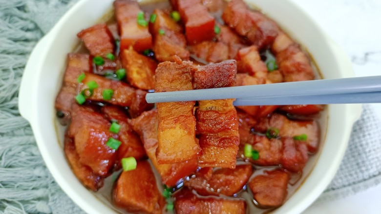 红烧芋艿五花肉,炖好的五花肉肥而不腻。