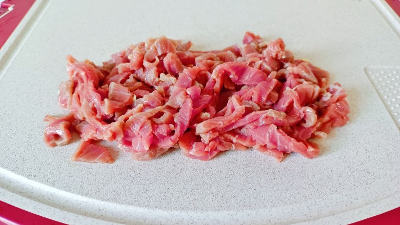 圆白菜牛肉炒年糕,牛肉横着切细丝。