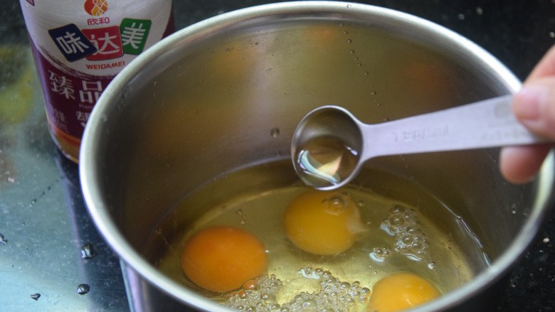 豆腐蒸水蛋,<a style='color:red;display:inline-block;' href='/shicai/ 9'>鸡蛋</a>打入碗中，加入料酒和温水，比例1:1，搅拌成蛋液