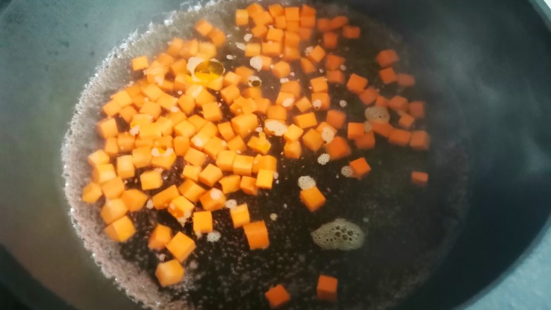 #闹元宵#杏鲍菇炒豌豆,锅中烧开水，放入胡萝卜煮30秒，