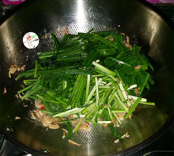 河虾米炒韭菜,把虾皮炒干炒出香味后，放入韭菜