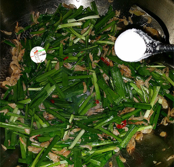 河虾米炒韭菜,炒软炒匀后，加半小1勺食盐调味，韭菜稍咸点，更好吃