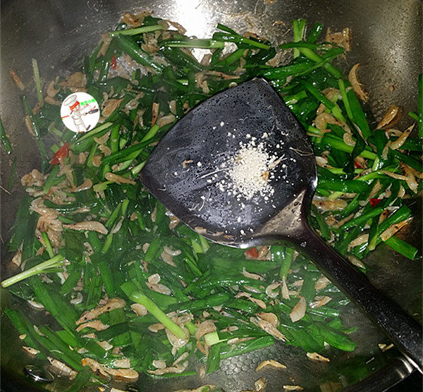 河虾米炒韭菜,再撒少许鸡精增鲜