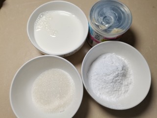 椰蓉小方,准备牛奶250g、糖25g、玉米淀粉30g、适量炼奶和椰蓉