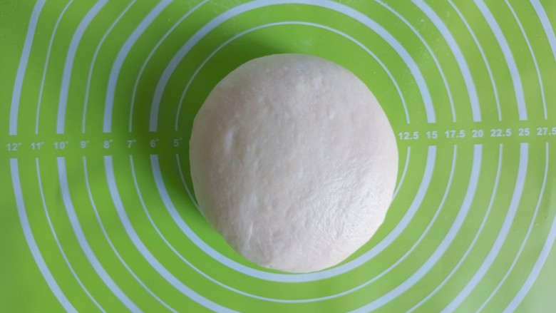 蒜香芝士面包,面团发酵到两倍大后取出排气揉圆