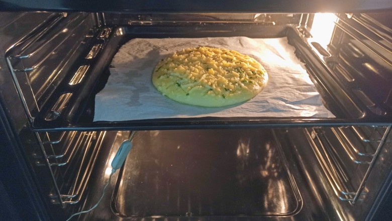 蒜香芝士面包,烤箱提前预热到180°，摆入烤盘