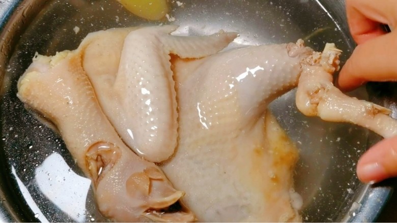 脆皮白斩鸡脆皮秘诀～可直接吃可凉拌,将鸡肉拿出放入事先准备好的冰水内，直至鸡肉冷却。重复步骤3.4操作3次。