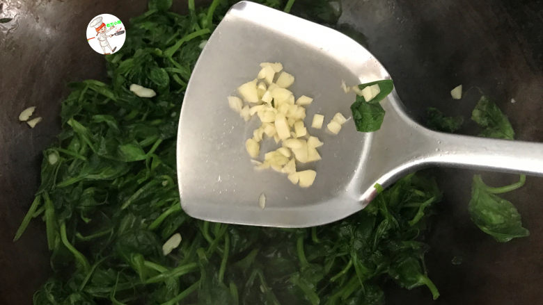 清炒豌豆苗,最后把余下的1/3蒜碎放进去，炒匀
