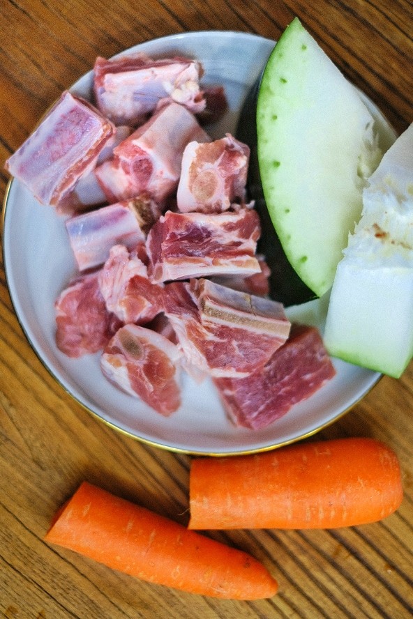 冬瓜萝卜肋排汤,1、准备好所有食材，这次选用了西班牙猪肋排。