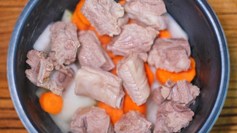 冬瓜萝卜肋排汤,5、所有食材放在电压力锅中。