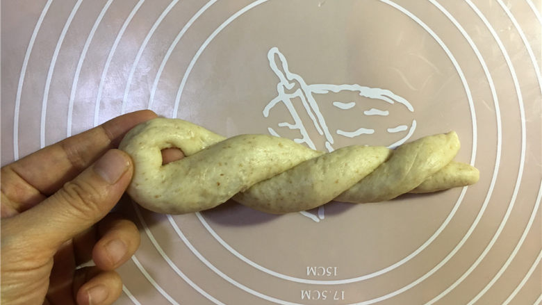 全麦老式面包,左手固定对折的地方，右手搓两圈。