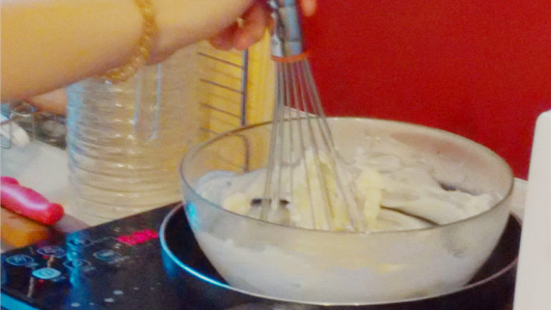 酸奶冻芝士慕斯,再隔热水继续搅拌，至顺滑状（注，盆子边缘上的芝士也要拌匀），等降温（搅拌加速降温）。