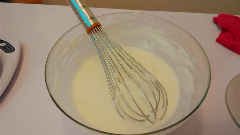 酸奶冻芝士慕斯,吉利丁倒去水，放微波炉解冻1分钟多，直到吉利丁片融化，成为吉利丁液。把吉利丁液放凉搅搅，倒入打好的奶酪糊里，搅拌均匀。