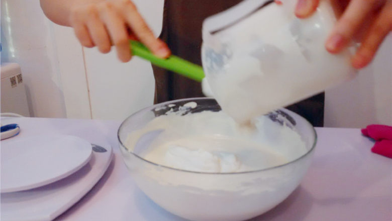 酸奶冻芝士慕斯,将打好的动物性淡奶油，分2次倒入奶酪糊里。用橡皮刮刀翻拌均匀，成为芝士慕斯馅