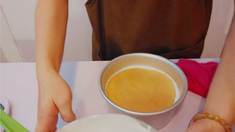 酸奶冻芝士慕斯,再铺一层蛋糕片，用手稍按压。