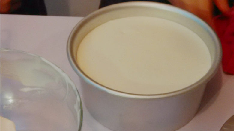 酸奶冻芝士慕斯,加入另一半芝士馅，填平