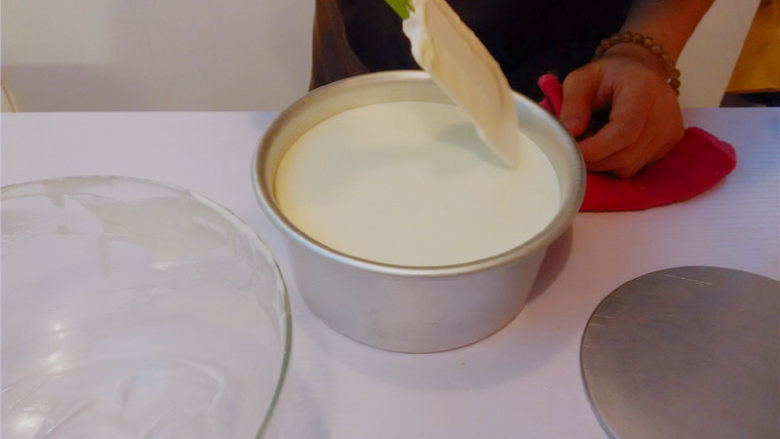 酸奶冻芝士慕斯,表面有泡，用刮刀搅搅。轻轻震几下。