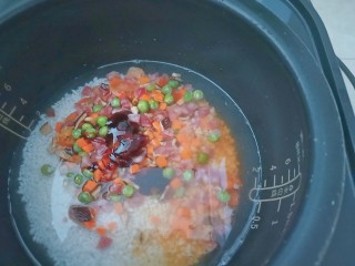 腊味糯米饭,加入一勺蚝油搅拌均匀后按煮饭键即可