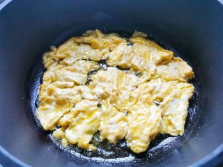 青椒培根炒鸡蛋,鸡蛋煎熟。