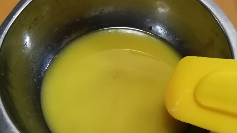 包黑芝麻汤圆,隔水融化黄油，并搅拌至糖溶解